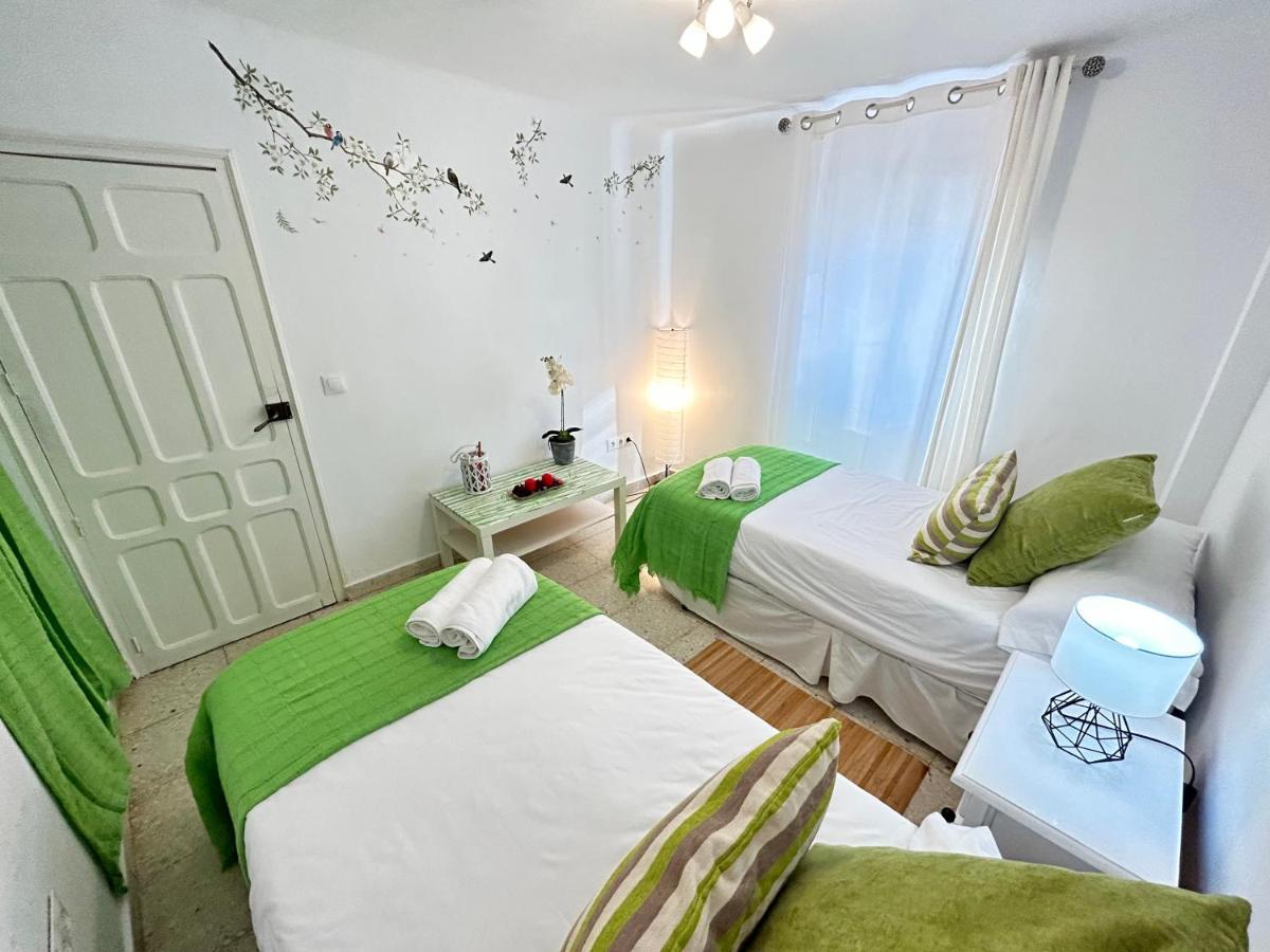 Cozy Town House With Terrace And Free Wifi Villa Ronda Bagian luar foto